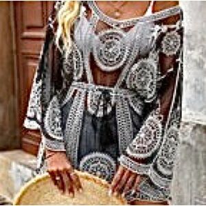 🆕Elegant Geometric Floral Patterned Boho Style Black & White Swim Cover-Up. NWT.